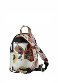 Sac à dos multicolore avec un corps en toile, des accents en cuir noir, une poche zippée et une sangle réglable à motifs présentant divers designs.