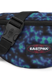 Černý a modrý ledvinkový batoh s maskáčovým vzorem, vyrobený z odolné tkaniny. Má černý nastavovací popruh a plastovou sponu. Zobrazeno logo Eastpak.
