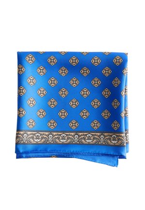 Blåt silketørklæde med beige og sorte geometriske motiver og et udsmykket kantmønster, pænt foldet.