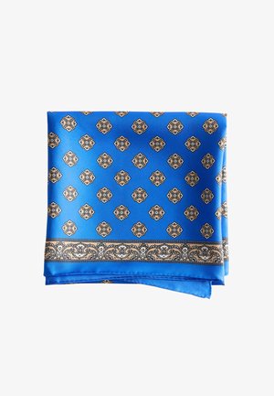 Écharpe en soie bleue avec des motifs géométriques beige et noirs et une bordure ornée, pliée soigneusement.