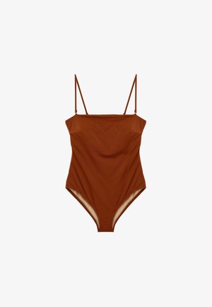 Costume intero marrone con sottili spalline regolabili e scollatura dritta su sfondo bianco.