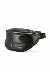 Czarna skórzana saszetka na biodra o zakrzywionym kształcie, z ozdobnym srebrnym zamkiem błyskawicznym i małym logo z przodu. Gładka faktura w minimalistycznym stylu.
