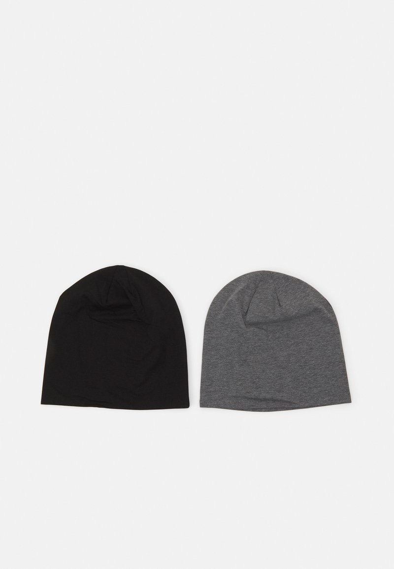 Dos gorros de lana, uno negro y otro gris, hechos de tela suave. Ambos tienen un ajuste ceñido y un diseño de parte superior redondeada.