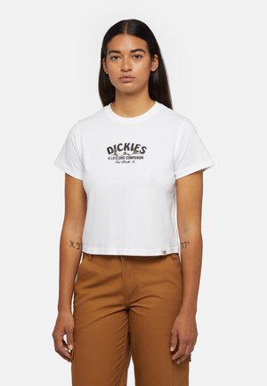 T-shirt bianco cropped in cotone, con testo stampato scuro "DICKIES A LIFELONG COMPANION" sulla parte anteriore. Design semplice e maniche corte.