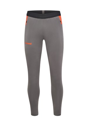 Leggings sportivi grigi con design aderente, fascia nera in vita e dettagli arancioni. Presentano tasche con zip sui lati per riporre oggetti.
