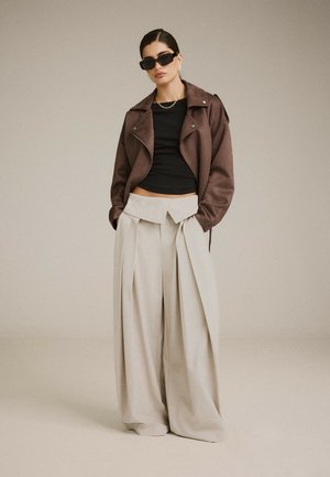 Stradivarius, WIDE-LEG TROUSERS WITH TURNED-UP WAISTBAND - Pantalon classique - mottled beige