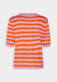 Maglione a maniche corte a righe con righe orizzontali arancioni e viola chiaro. Collo e maniche a coste di colore viola chiaro. Materiale in maglia morbido.