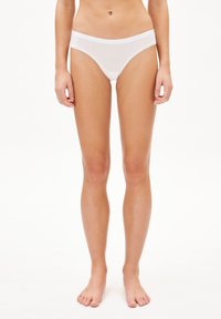 Witte katoenen bikini slipjes met een gladde textuur en een brede tailleband, met een bescheiden snit en een minimalistisch design.