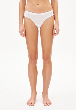Culotte de bikini en coton blanc avec une texture lisse et une large ceinture, arborant une coupe modeste et un design minimaliste.