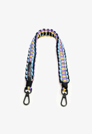 Paracordband in blauw, paars en zwart met gele accenten. Beschikt over een gevlochten ontwerp en zwarte metalen clips aan beide uiteinden.