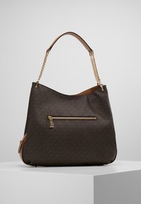 Sac à main synthétique marron avec un motif texturé, une bandoulière en chaîne dorée, une poche zippée à l'avant, et un accent en cuir beige.