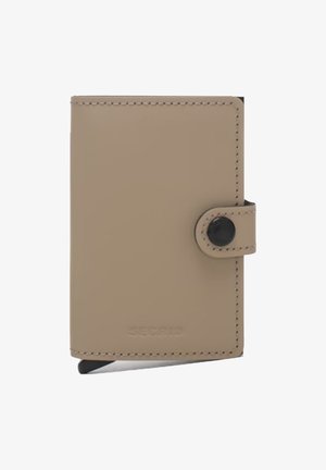 Portafoglio in pelle beige con chiusura a bottone, cuciture a contrasto e una finitura in acciaio. Design rettangolare compatto progettato per contenere carte.