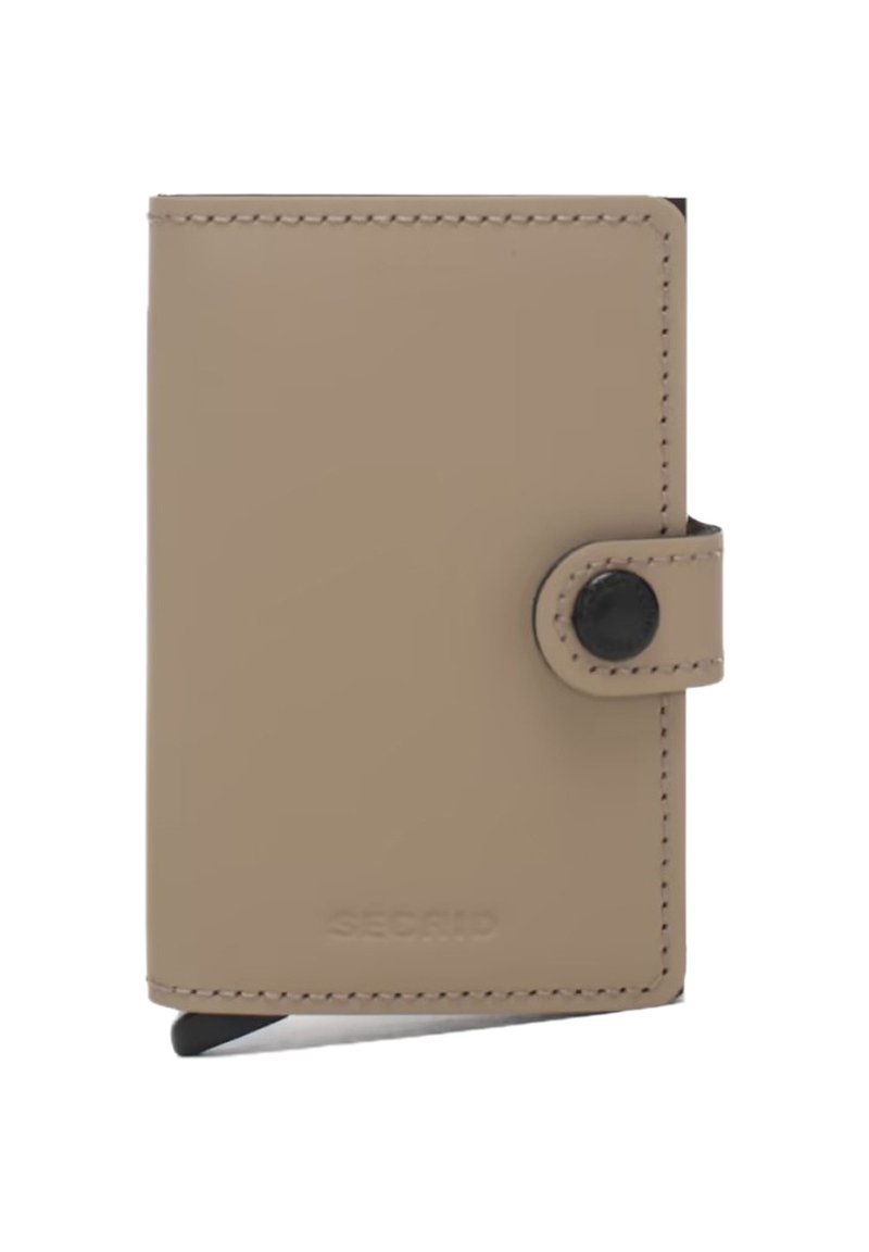 Portafoglio in pelle beige con chiusura a bottone, cuciture a contrasto e una finitura in acciaio. Design rettangolare compatto progettato per contenere carte.