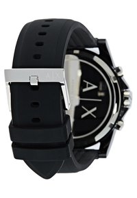 Ceas cu brățară din silicon negru și accesorii din metal argintiu, cu un cadran mare rotund de culoare neagră și textură netedă. Logo-ul notabil "A/X" este prezent pe cataramă.