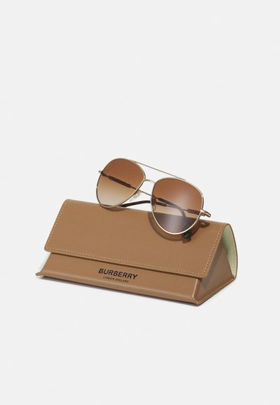 Occhiali da sole con gradiente marrone e montatura dorata appoggiati su un astuccio rettangolare beige, con interno nero e logo 'BURBERRY' in rilievo.
