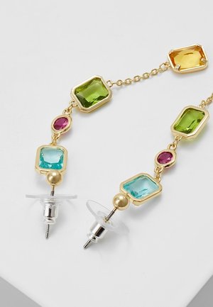 Goldene Ohrhänger mit bunten Edelsteinen in Grün, Gelb, Blau und Pink, versehen mit Kettengliedern und Schmetterlingsverschluss.