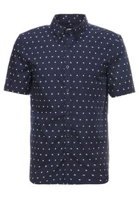Camicetta blu navy a maniche corte con colletto button-down, caratterizzata da motivi geometrici bianchi di triangoli e linee sul tessuto.