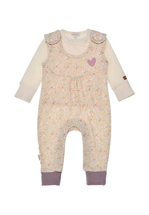 Ärmelloser Babystrampler mit Blumenmuster und Druckknöpfen, getragen über einem langärmligen cremefarbenen Shirt, mit lila Herzapplikation und lavendelfarbenen Fußbündchen.
