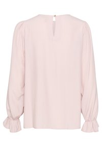 Lyserød bluse med lange, puffede ærmer. Har en nøglehulåbning bagpå og sammenrullede flæse-detaljer ved ærmekanterne. Blødt materiale.