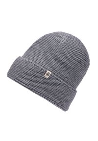 Graue Strickmütze mit umgeschlagenem Bündchen, das ein strukturiertes Garn aufweist und ein kleines gewebtes Logo-Tag an der Seite hat.