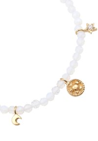 Halskette mit weißen facettierten Perlen, die goldene Charms zeigt: einen Halbmond, einen Stern mit einem Edelstein und ein kreisförmiges Sonnendesign mit erhabenem Mittelpunkt.