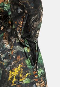 Zbliżenie na rękaw kurtki w kamuflażu z częściowo rozpiętą siateczkową wentylacją, odsłaniającą czarną tkaninę siateczkową w środku.