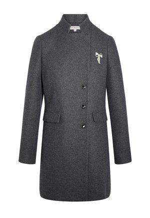 Grijze wollen jas met een hoge kraag, enkelvoudige sluiting, vier knopen, twee zijzakken en een decoratieve strikspeld aan de linkerkant.