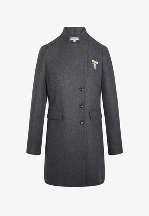 Abrigo de lana gris con un cuello alto, diseño de un solo pecho, cuatro botones, dos bolsillos laterales y un broche decorativo en forma de lazo en el lado izquierdo.