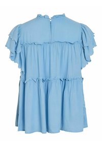 Blusa azzurro chiaro con maniche corte arricciate, corpetto aderente e design a strati. Presenta una chiusura a bottone sul retro del collo. Tessuto morbido.