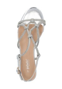 Silverstrappy sandal med dekorativa rhinestone-accenter, platt sula och spänne vid vristen; slät metallisk ovandel och beige inredning.