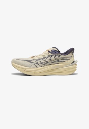 Scarpa da corsa beige chiaro con tomaia in mesh a motivo, suola spessa e testurizzata e colletto imbottito scuro, vista lateralmente.