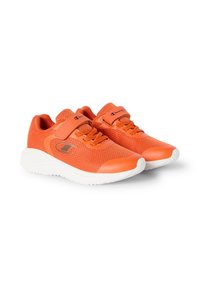 Pomarańczowe buty sportowe z siateczkowym wierzchem, wzmocnioną osłoną na palce i białą gumową podeszwą. Cechy obejmują sznurowadła oraz rzep.