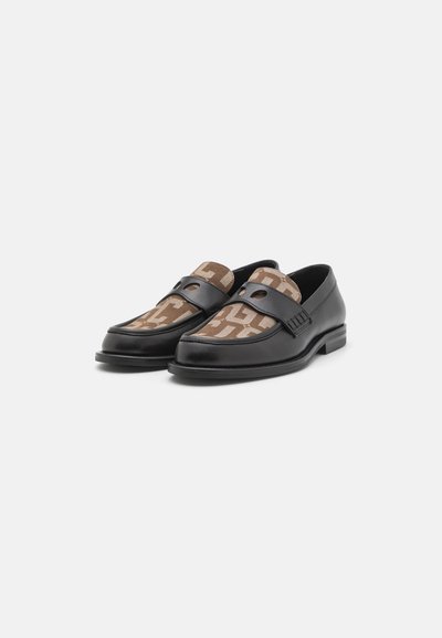 Schwarze Lederloafer mit vorn gemustertem braunem Stoff, die ein elegantes Design, eine abgerundete Zehenform und subtile Metallakzente aufweisen.