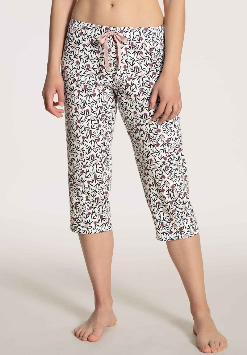 Lichte, cropped pyjamabroek met een witte basis, voorzien van een bloemenpatroon in roze en groen. Touwtje in de taille. Zachte textuur.