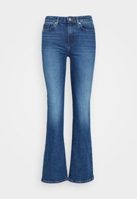 Uppvikta blå jeans i denim; medelhög midja; framfickor; synlig sömnad; slät yta; lätt blekning nära knäet.