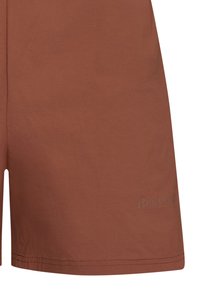 Ruskeat shortsit, jotka on valmistettu kevyestä kankaasta ja joissa on sileä tekstuuri. Niissä on logopainatus ja huomaamattomat sivureiät liikkuvuuden lisäämiseksi.
