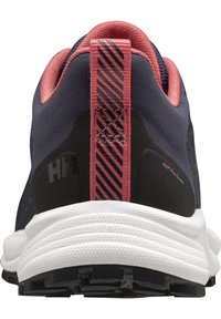 Námořnické a černé sportovní boty s texturovaným povrchem, růžovými akcenty a pruhovaným poutkem. Mají bílou polstrovanou podrážku a černý dezén.