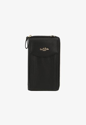 Cartera de cuero negro con cierre de cremallera, que cuenta con un bolsillo frontal y detalle de logo en tono dorado. Textura suave, forma rectangular, diseño minimalista.