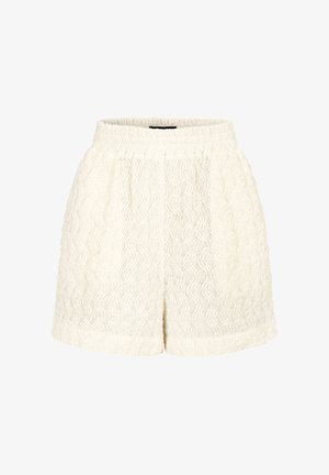 Białe szorty z teksturowanej tkaniny z elastycznym paskiem i delikatnym falistym wzorem, wyeksponowane na gładkim białym tle.