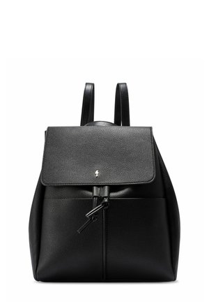 Czarny plecak z teksturowanej skóry z klapą, zamykany na ściągacz, z dwoma paskami na ramiona i małym srebrnym logo na klapie.