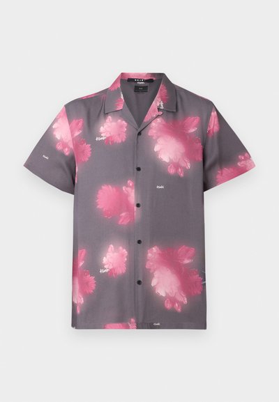 Camisa de manga curta em tecido cinza com grandes padrões florais em rosa, com fecho de botões na frente e colarinho clássico. Etiqueta da marca visível na frente.