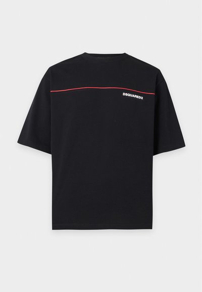 Μαύρο T-shirt με κοντά μανίκια, λεπτή κόκκινη οριζόντια γραμμή και λευκό λογότυπο DSQUARED2 στο πάνω μέρος του στήθους.