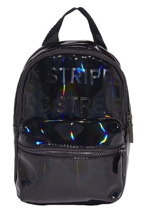 Petit sac à dos noir brillant avec une poche zippée à l'avant et un texte embossé disant "3 STRIPES" sur le compartiment principal.