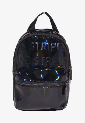 Petit sac à dos noir brillant avec une poche zippée à l'avant et un texte embossé disant "3 STRIPES" sur le compartiment principal.