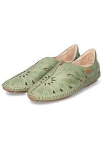 Zapatos de piel verde claro tipo slip-on con patrones florales recortados, costuras en contraste y detalles de costura en la suela.