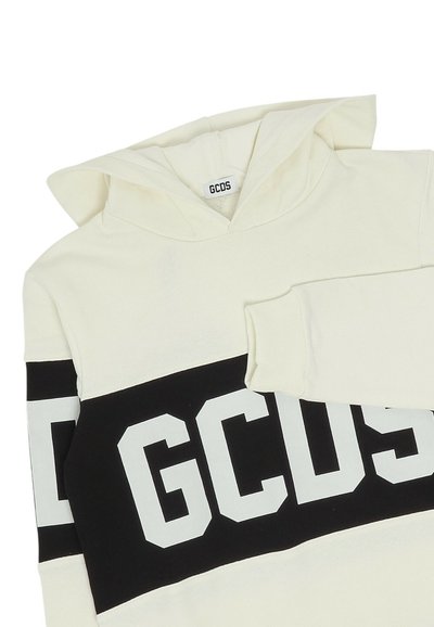 Hoodie crème avec une bande horizontale noire contenant le texte "GCDS" en blanc. Présente une capuche avec cordons de serrage et des poignets côtelés, fabriqué en matériau doux.