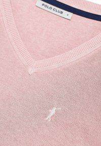Pull rose col V avec un petit logo golfeur blanc brodé et une étiquette Polo Club taille S à l’intérieur de l’encolure.