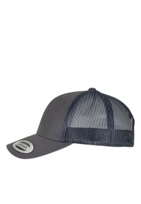 Grå keps med en böjd skärm, nätbak och justerbar snapback-stängning. Har en cirkulär logotyp på framsidan.