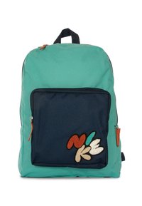 Mochila turquesa con un bolsillo frontal azul oscuro que presenta letras coloridas bordadas. Incluye un asa superior y cierres de cremallera.