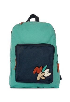 Turkusowy plecak z ciemnoniebieską przednią kieszenią ozdobioną kolorowym, haftowanym napisem. Posiada górny uchwyt i zamki błyskawiczne.